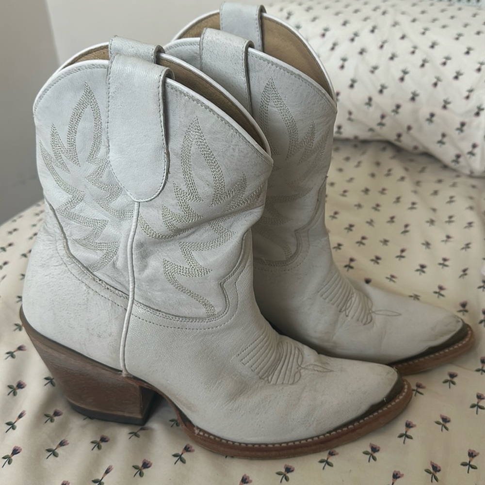 White cowgirl boots- Idyllwind by Miranda Lambert